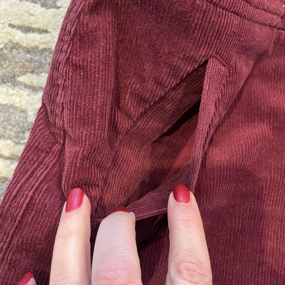 Loft corduroy skirt, burgundy colored with working pockets. - Picture 2 of 8
